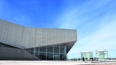 El edificio en forma de ave, tiene capacidad para alojar a 1.400 personas. 