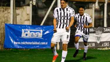 Favio Cabral estableció el empate para Cipolletti en el primer tiempo. (Foto: Juan Thomes)