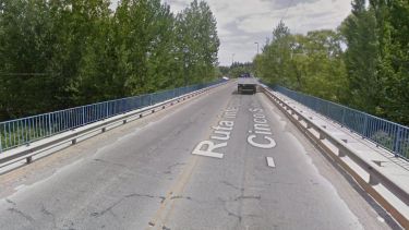Vecinos mantienen un corte total en el puente Centenario- Cinco Saltos. Foto: Captura Street View
