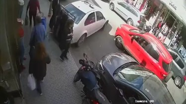 Un hombre estacionaba su auto en Floresta, sufrió una convulsión y atropelló a una mujer de 71 años. 