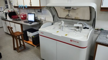 El equipo permite  realizar determinaciones fundamentales para el diagnóstico y control de diabetes. Foto: Gentileza.