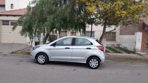 A punta de pistola y cuchillo les robaron el auto frente a una panadería del oeste en Neuquén