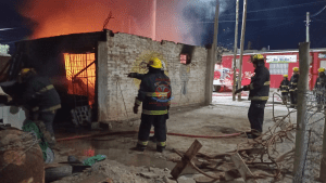 Una casa se incendió completamente y la familia perdió todo, en Roca