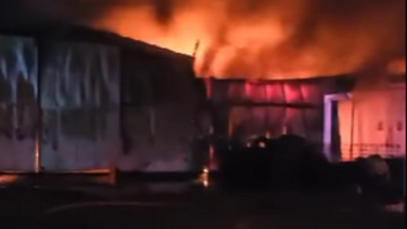 Combatieron un incendio en Neuquén en un galpón de una empresa de servicios petroleros. Foto: Captura video Centenario Digital