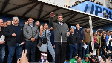 El ministro y candidato oficialista rodeado de gremialistas y dirigentes del PJ.