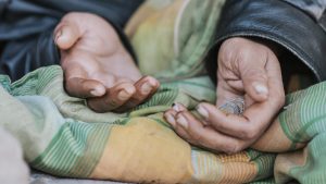 Una persona necesita 6 toneladas de cosas por año para no caer en la pobreza extrema