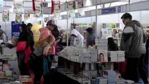 La Feria del Libro de Neuquén no cambia la grilla por el alerta de vientos