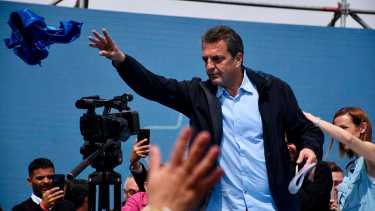 Sergio Massa durante su efusivo discurso en el acto de campaña en el predio Olivia de Plottier: anunció medidas clave y llamó a la "unidad nacional". Foto Matías Subat.