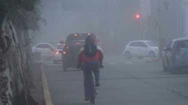 Este jueves, Neuquén amaneció cubierto de niebla. (Foto Matías Subat)
