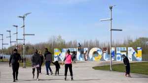 El finde extra largo trajo turistas del norte a la ciudad de Neuquén