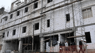 Son 70 trabajadores que mantienen las medidas de fuerza en la obra del hospital y la nueva terminal de Bariloche. Archivo
