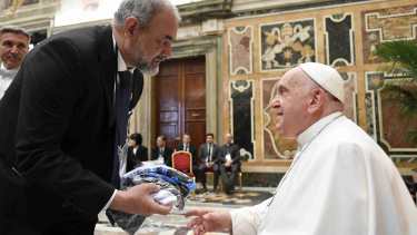 Camisetas de clubes locales fue el regalo de Anselmo Torres para el papa Francisco. Foto: gentileza.