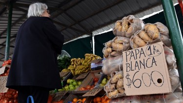 Descenso del precio de la papa en la feria municipal de Viedma. Foto: Marcelo Ochoa.