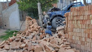 En el patio de una casa, así terminó una camioneta en el oeste de Neuquén