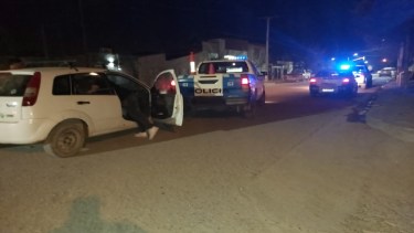 Insólito: manejaba borracha y chocó a un móvil con policías, en una calle de Centenario 