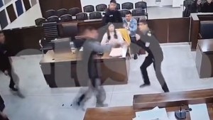 Video: el momento en el que un preso se escapa de la custodia e intenta matar a una fiscal en Mendoza