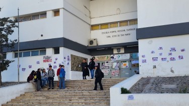 Los estudiantes del colegio Gral José de San Martín realizan una sentada. Foto: https://twitter.com/MovilRigo/status/1706300604748902773/photo/1