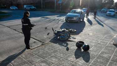 Fuerte choque dejó a dos estudiantes heridos en Roca. Foto: Juan Thomes