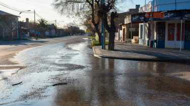 Según los vecinos, el agua comenzó a correr con fuerza esta madrugada. foto: Juan Thomes.