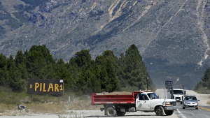 Murió un motociclista al chocar un caballo en la Ruta 40, en el acceso a Bariloche