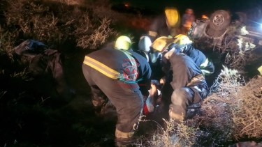 Las personas lesionadas fueron trasladadas al hospital de Roca. foto: gentileza Bomberos Voluntarios.