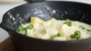 Pollo al verdeo con manzana, tentador y fácil de preparar