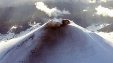 El volcán Villarrica sigue inestable y extendieron la alerta naranja. 