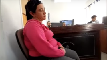 Yessica Bonnefoi llegó a juicio por lesiones a una agente de la PSA en un operativo en Villa Mascardi en 2017. Imagen captura de pantalla