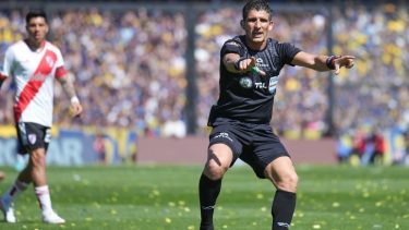 Merlos destacó la actuación de la terna arbitral que encabezó en el último Boca - River.