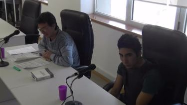 El imputado junto al defensor público Diego Artigue.