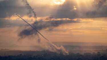 En la imagen, proyectiles disparados hacia Israel desde la Franja de Gaza. (AP Foto/Fatima Shbair)