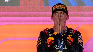 Max atraviesa un año inolvidable y es tricampeón, pero podría dejar el equipo por conflictos internos. (AP)