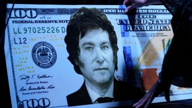 Milei negó responsabilidad en la corrida del dólar  tras sus dichos sobre los plazos fijos.