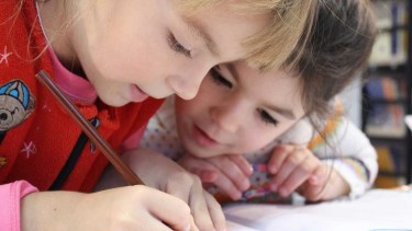 Niños, niñas y adolescentes perciben la Asignación Universal por Hijo (AUH), en todo el país.-