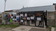 Imagen de Abrazo simbólico: los chicos de una escuela especial de Bariloche continúan sin transporte