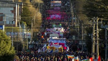 Masiva movilización puso el broche al cierre de la segunda jornada del Encuentro de Mujeres y Disidencias. Fotos: Alejandra Bartoliche