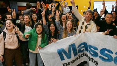 Dirigentes y militantes peronistas celebraron en Bariloche el triunfo de Massa y Soria. Foto: Chino Leiva