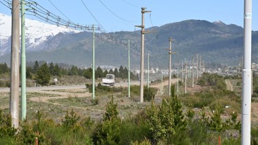 La segunda línea eléctrica que abastecerá a Bariloche irá en paralelo a la actual de Alipiba. Foto archivo