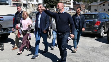 Mauricio Macri llegó a Bariloche para un foro de legisladores del PRO y con Juan Martín recorrió escasos metros de la calle Mitre. Foto: Chino Leiva