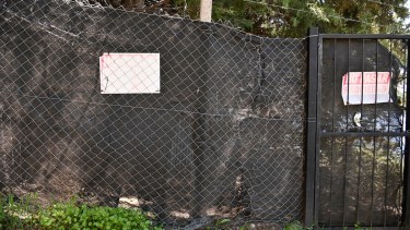 El privado, propietario de una vivienda con costa de lago en el kilómetro 6,300 de Bariloche, cercó el tradicional camino que usaban los vecinos para llegar al lago. Foto: Chino Leiva
