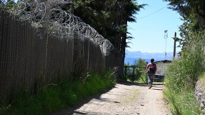 Acceso al lago en Bariloche: “Comparto que las costas sean públicas, pero no por mi propiedad”