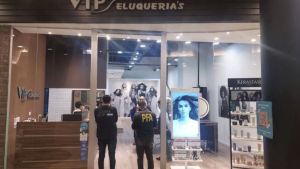 Por fuga de dólares, la Aduana allanó 18 bancos