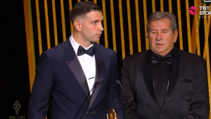 Balón de Oro: así fueron los incómodos abucheos a «Dibu» Martínez arriba y abajo del escenario