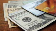 Imagen de Se encarecen las transacciones en el exterior: el Gobierno subió el dólar tarjeta, turista y solidario