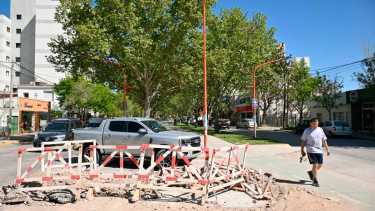 Las vallas se multiplican hasta en las calles del cetro (Foto: Flor Salto)
