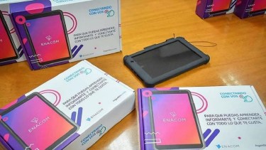 ENACOM entrega tablets gratis, con participación de ANSES.-