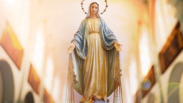 La Virgen María es convocada para la concreción de milagros.-