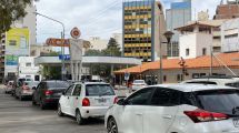 Imagen de ¿Escasez de combustible?: Automovilistas de Neuquén hacen fila para cargar en estaciones de YPF
