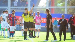 ¡Se enojó Insúa! El entrenador de San Lorenzo explotó con un ayudante de Heinze y vio la roja