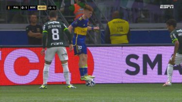 Barco se paró encima de la pelota como hace poco hizo el venezolano Soteldo.
